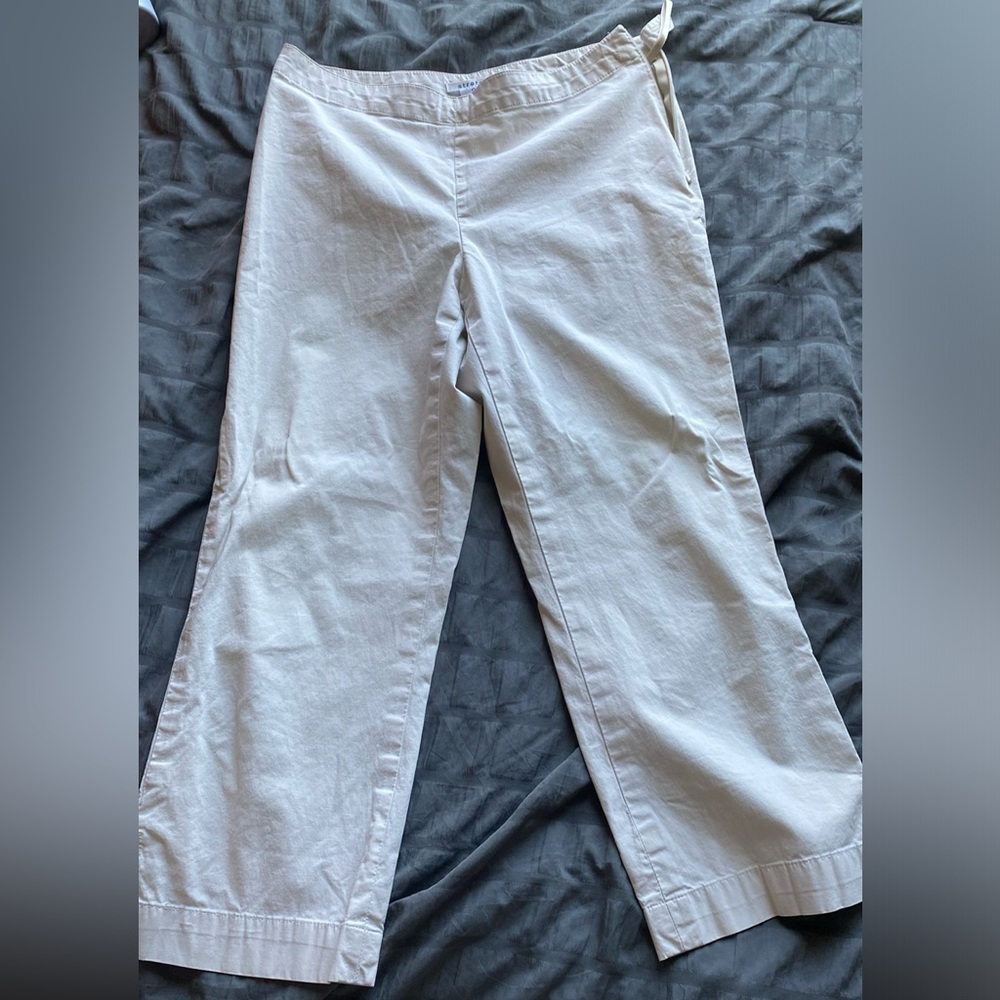 GAP khaki capri pants